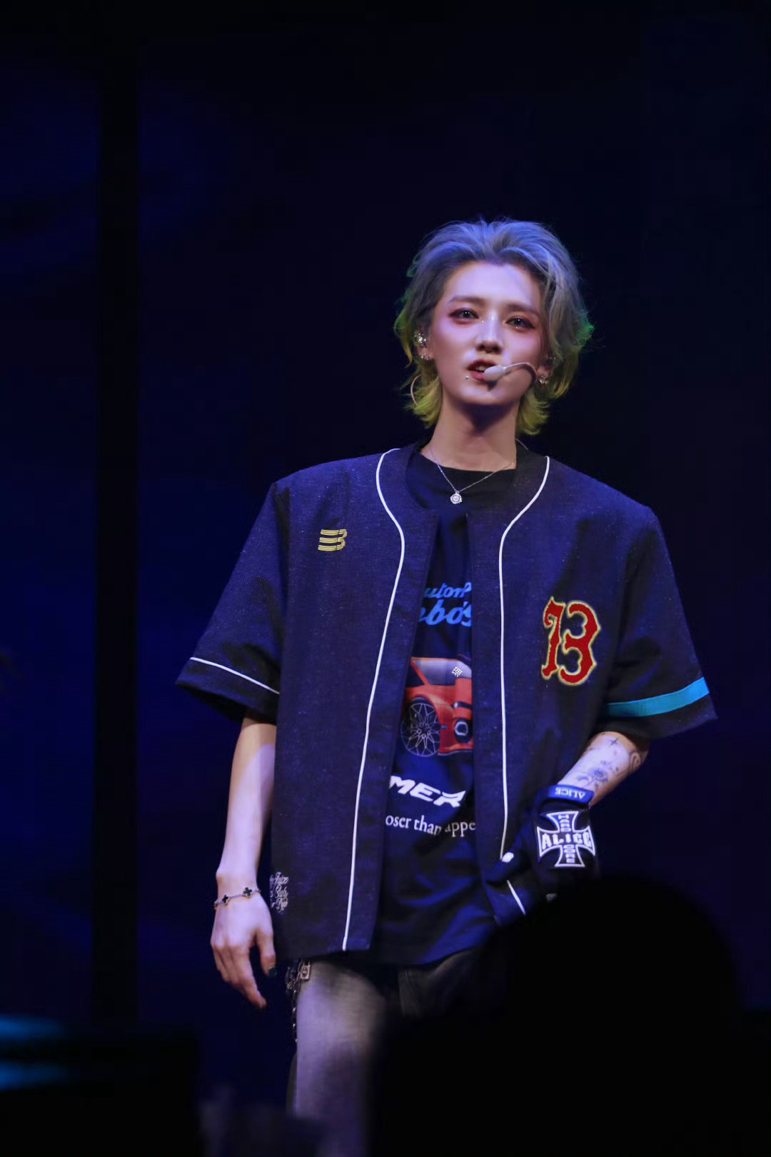 鹿晗演唱会鹿晗在演唱会上说“不仅是你们想见我 我也想见你们 我们已经是十几年的朋