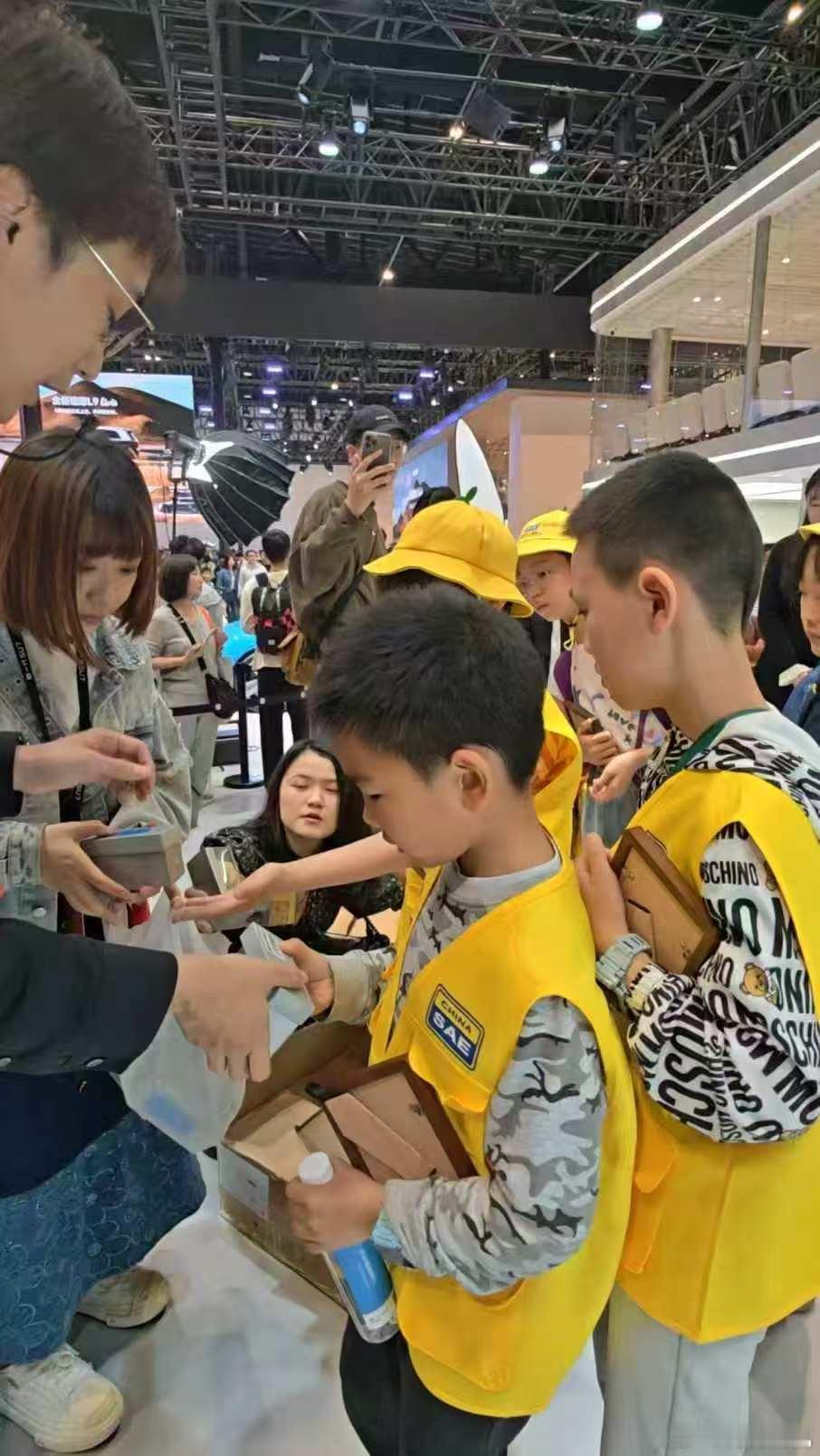 小米展位成小学生研学现场今年车展期间，小米汽车可以说是收获了来自专业领域和大众层