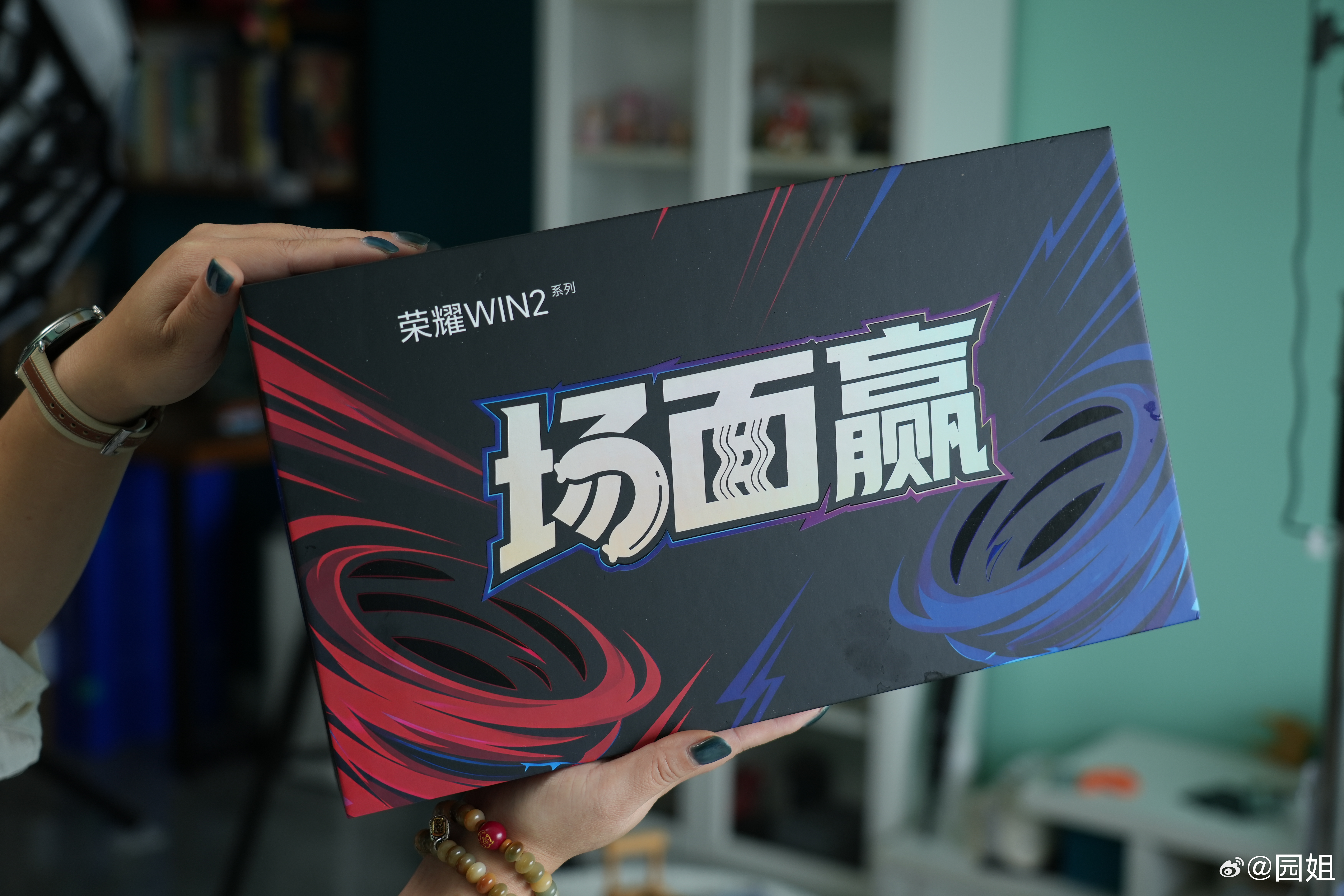 荣耀WIN2系列发布会的邀请函，这也太实用了，一晚面还配了火腿肠，高配版泡面，有
