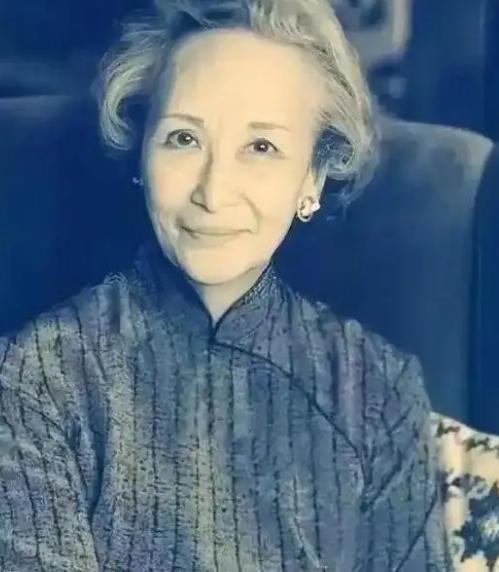1973年，58岁的郑念拒绝出狱，她需要一个道歉。突然，暴跳如雷的监狱长，狠狠地