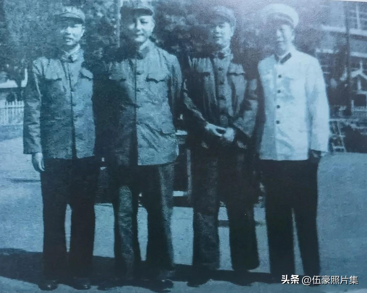 1964年春，辽宁大连（时称旅大市），四位开国少将的合影，左起分别是空三军军长杨