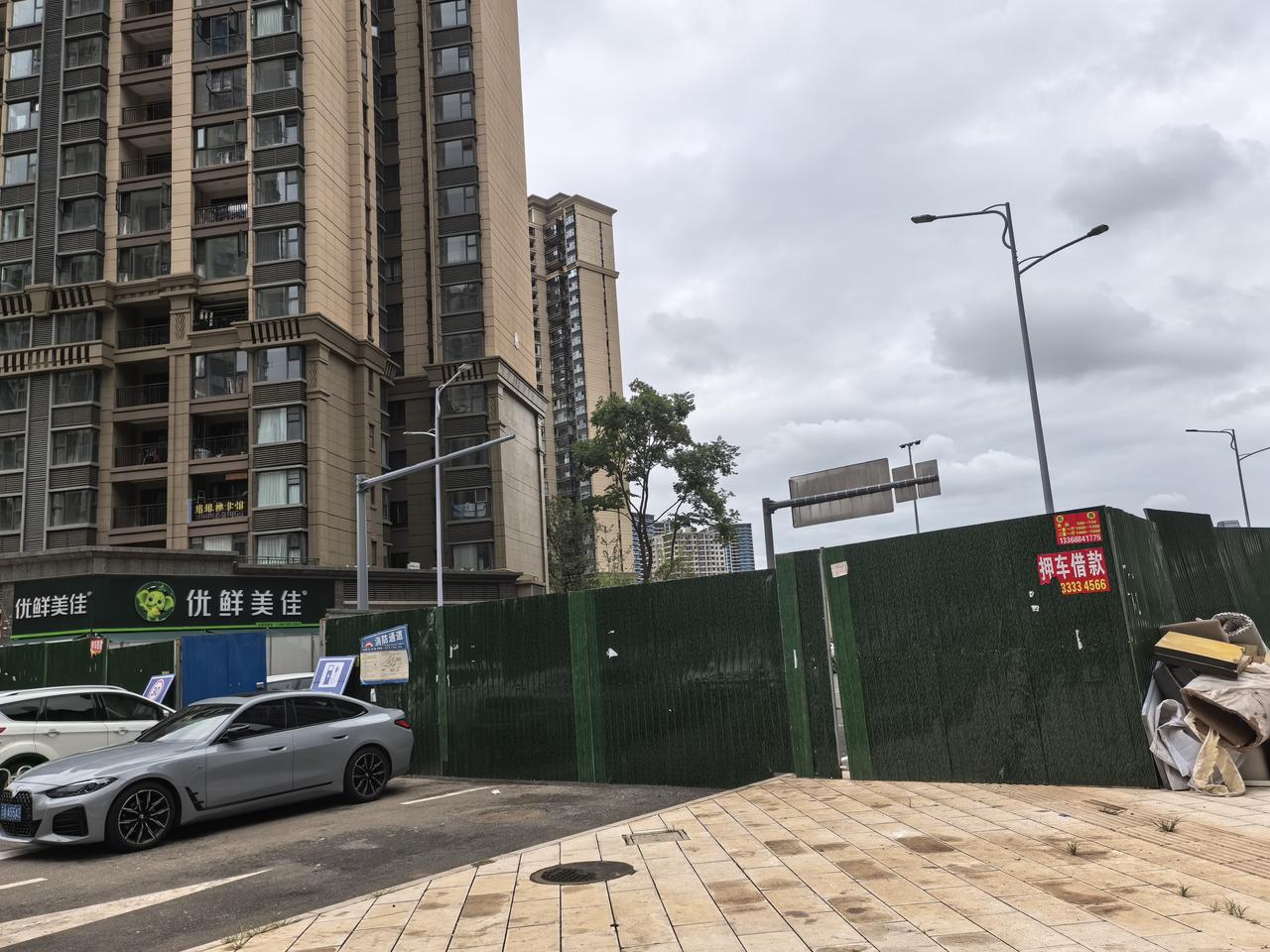 这个陆家路基本上修好了，可是有一大.段只留了一个小门，可以开一辆车进出的门，里面