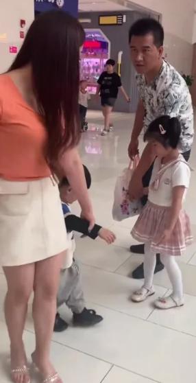 泪酸！先低头不丢人，夫妻离婚一年后，妻子带着儿子，丈夫带着女儿在商场隅遇，姐弟俩