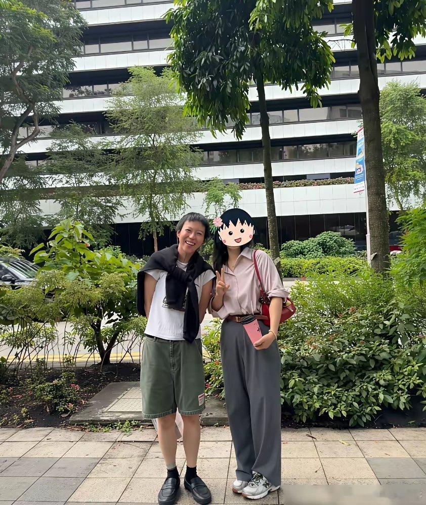 窦靖童刚在《歌手》拿了第一，第二天就被人在新加坡街头逮着了，浑身上下看不出一点星