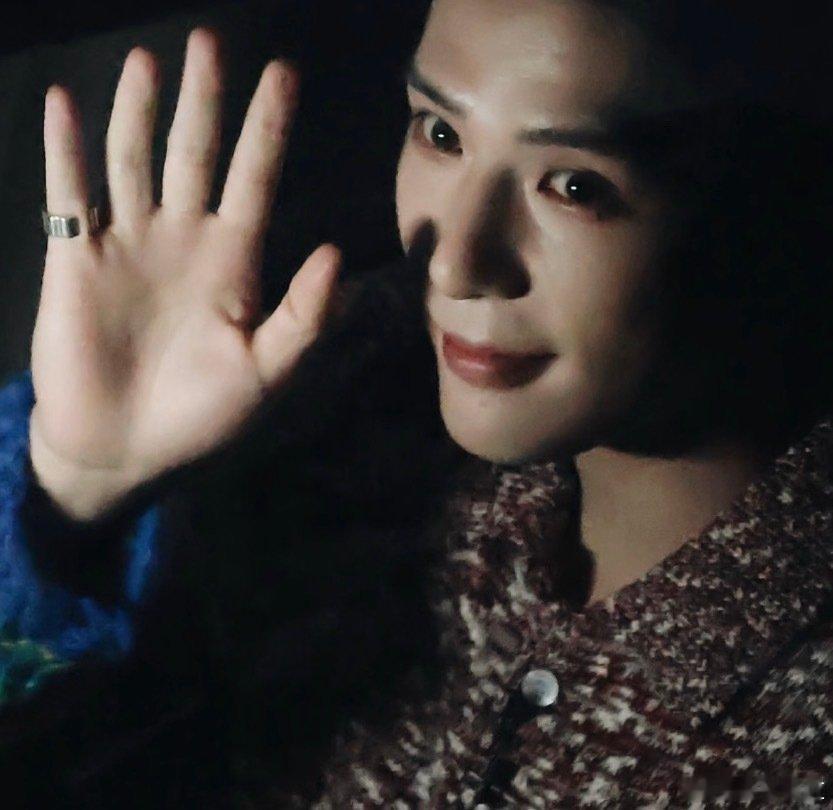 大侦探首发阵容 镜头扫过全是名场面！何炅镇场稳如定海神针，张若昀眼神里全是戏，大