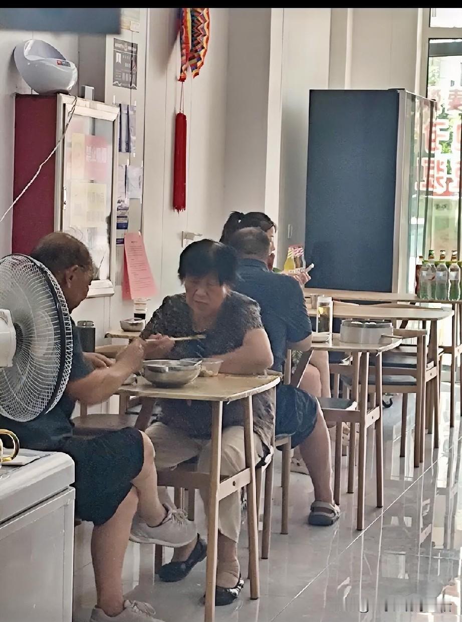 这是我见过的沟通最和谐的出来旅行的一家人人过中年，还能带着父母旅行的人是幸福的