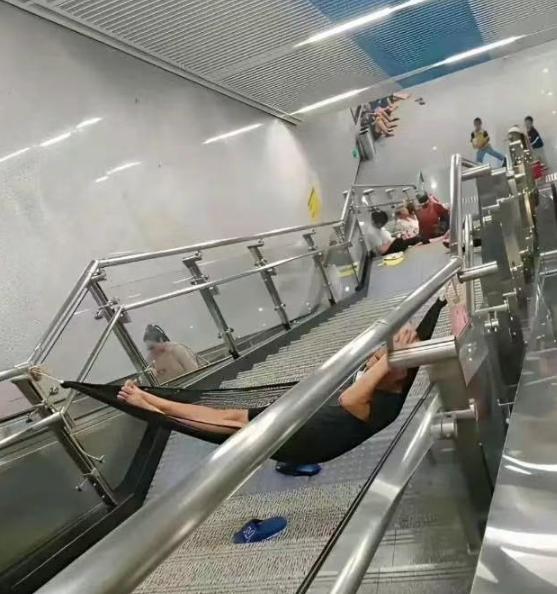 “蹭空调可以，但这样蹭空调就过分了吧！”天气炎热，舍不得开空调，跑去地铁站蹭个凉