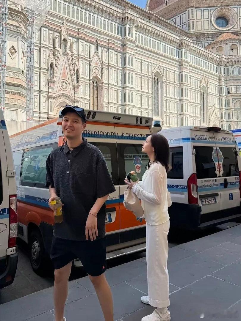 李纯和马頔这对恩爱夫妻，现身西班牙旅游，李纯私下里好仙啊，这身材也好极了！ 