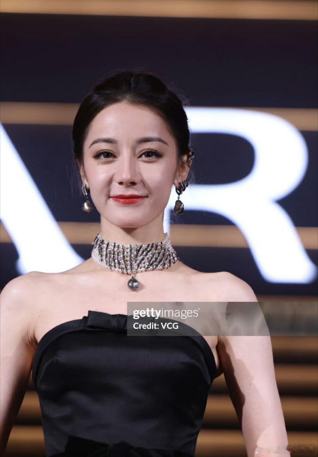 迪丽热巴这咋了，显老了好像。。。法令纹好深 ​​​