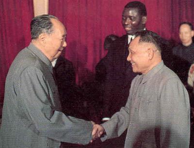 这是1974年，毛主席和邓小平握手。
       1975年初，周恩来病重住院