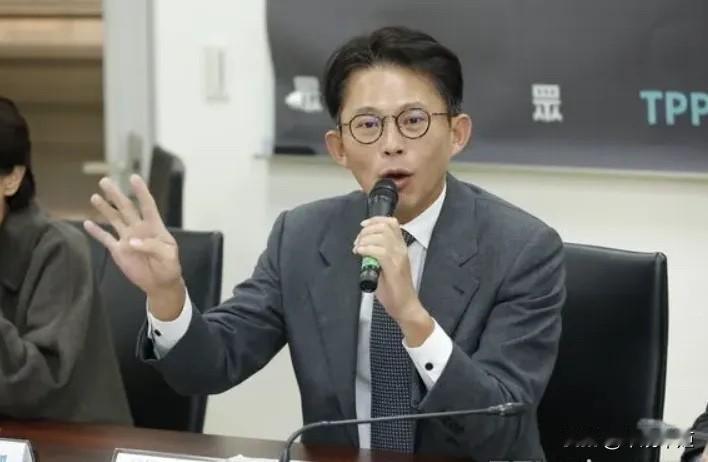 黄国昌窜访美国，今（12日）在转机途中在脸书发文称，民进党当局对我此次访美的反应