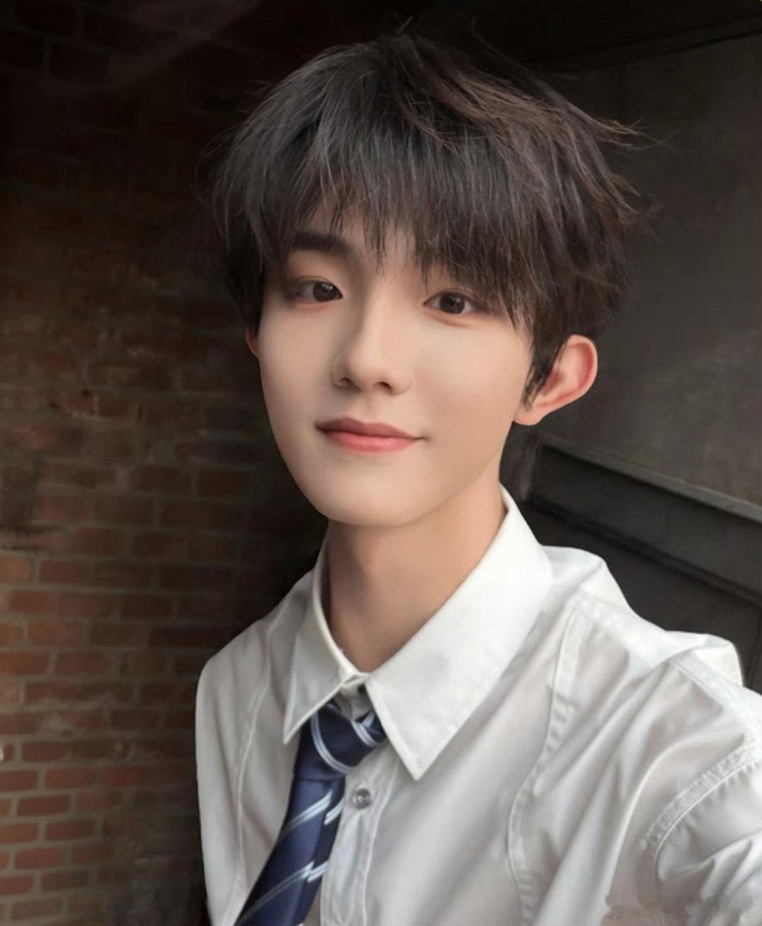 苏新皓浪漫主义抽卡未公开自拍苏新皓未公开自拍苏新皓未公开自拍释出，少年感扑面而来