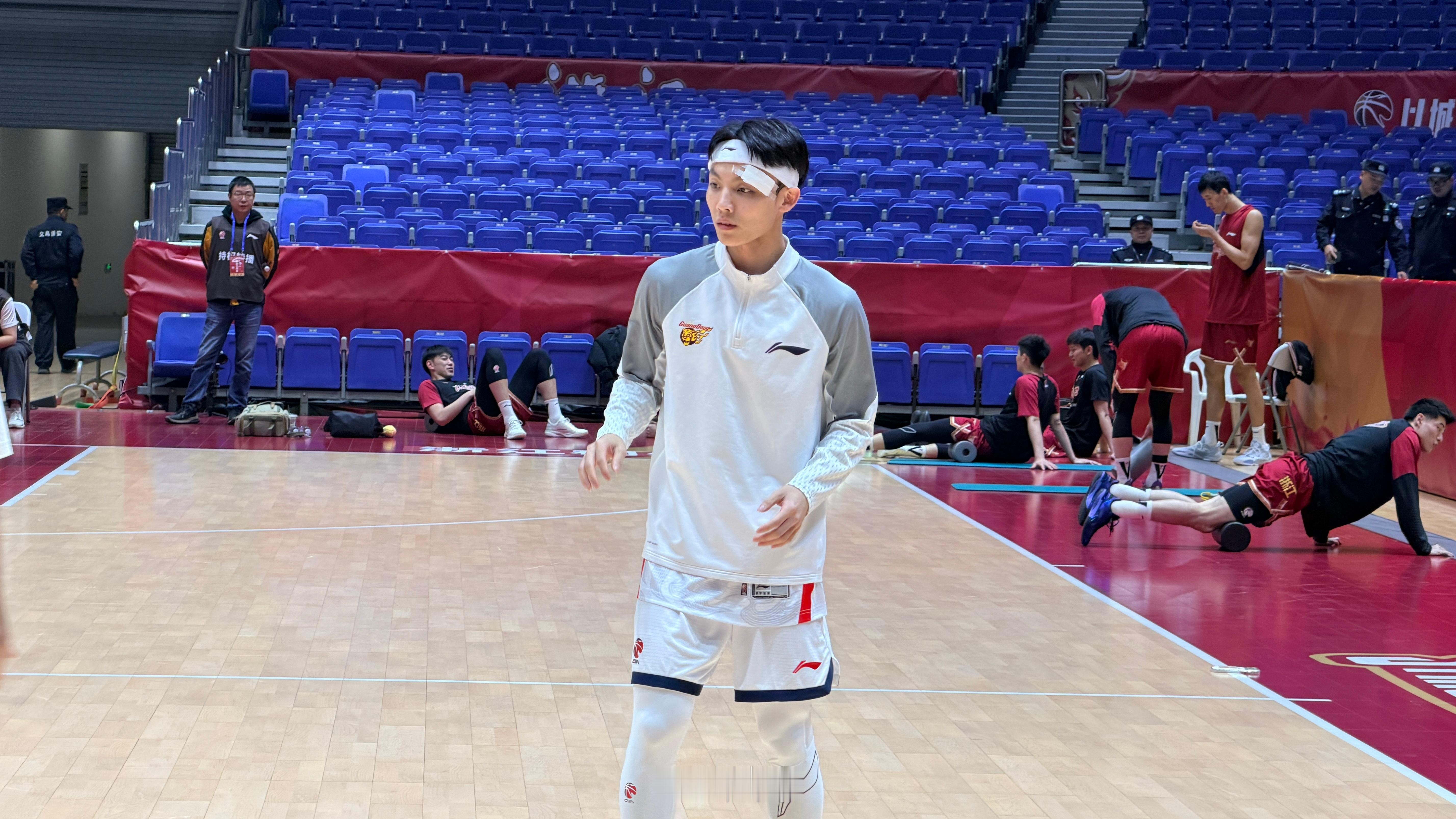 “发带”杰在热身cba 义乌·义乌市梅湖体育中心体育馆