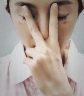 刷到幂姐发的照片，眼下红红两道印子，说是被蒸汽眼罩“咬”了😂 看着都疼。结果张