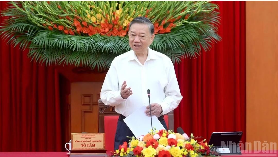 不简单！苏林刚结束北美行程回国，日程排得满满当当。前脚9月30日开完军队、公安系