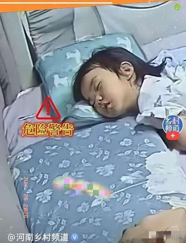 江苏一家三口，凌晨三点，妈妈躺在床上玩手机，女儿和爸爸都已入睡，妈妈无意间一扭头