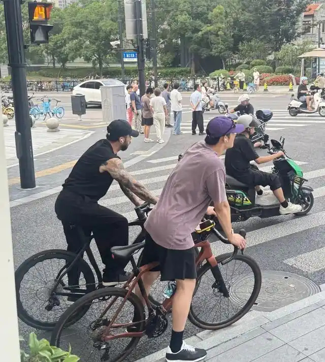 34岁黄景瑜上海街头骑行生图曝光，去工业化滤镜下的少年感，凭什么让全网男星陷入尴