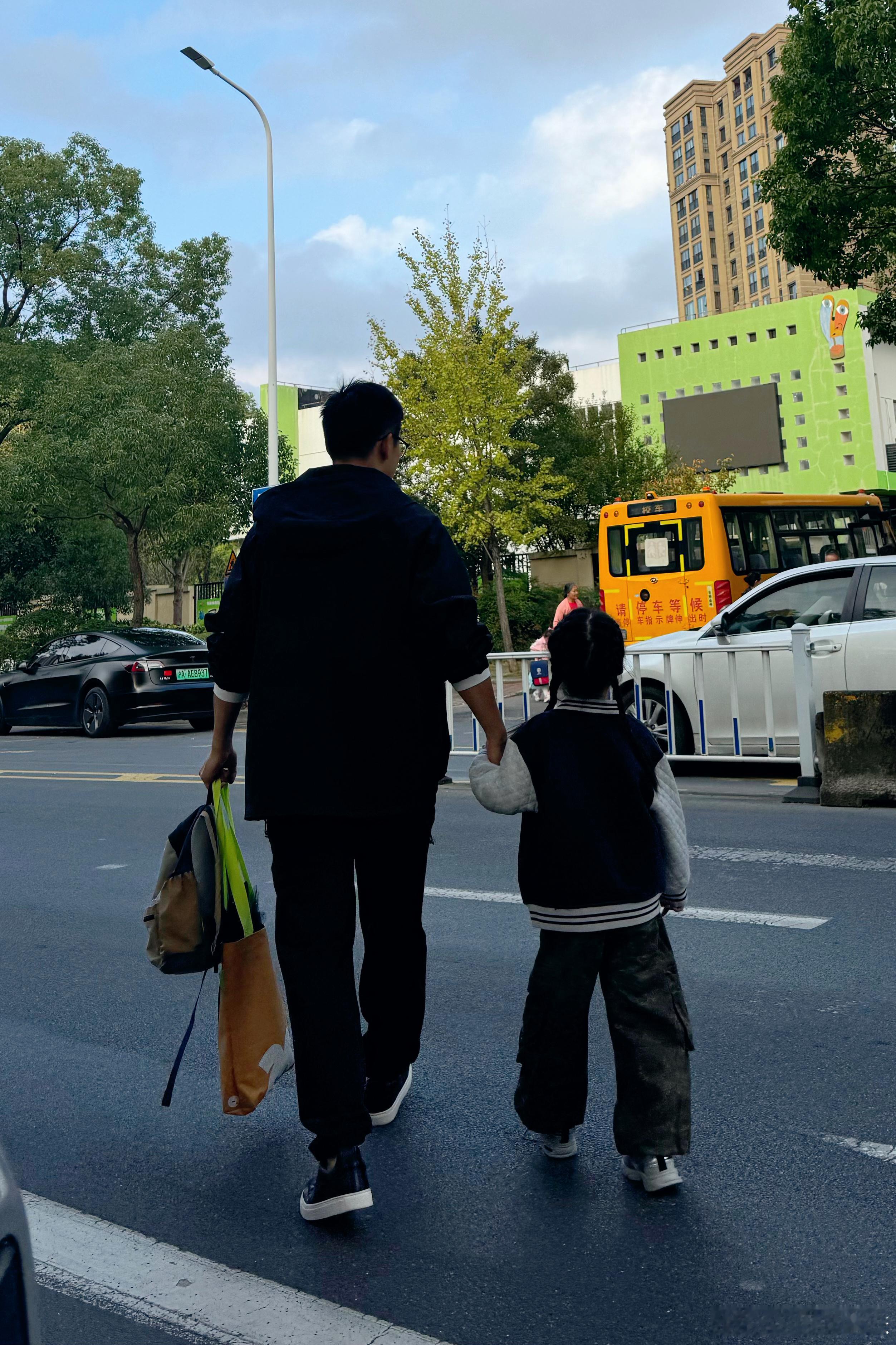 今天的爸爸，蹬上一脚蹬就走。送我和咕噜进幼儿园。！今天进园办公正好万圣节活动🎃