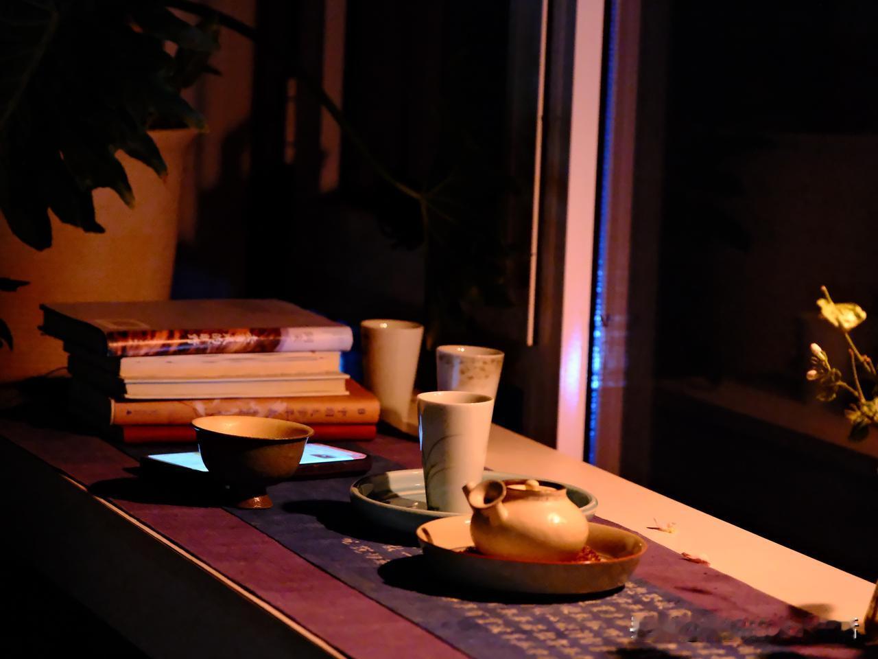 夜色温润，香绕身侧。
院子里的月季，米兰，柠檬，茉莉正开着花，那香就迷了个人！怎