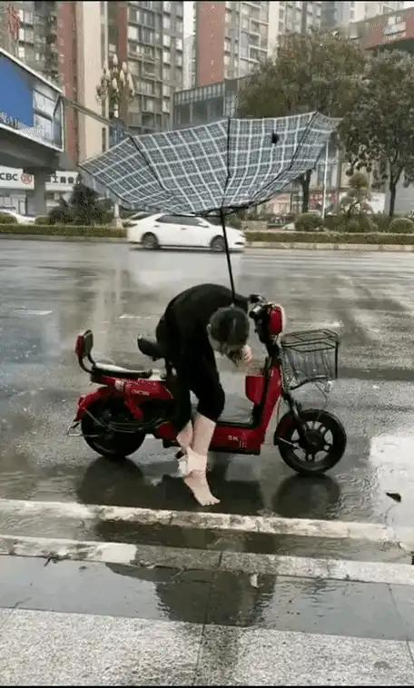 雨天骑电动车伞有多危险？

雨天骑电动车，撑伞似乎是许多人的“救命稻草”。一边挡