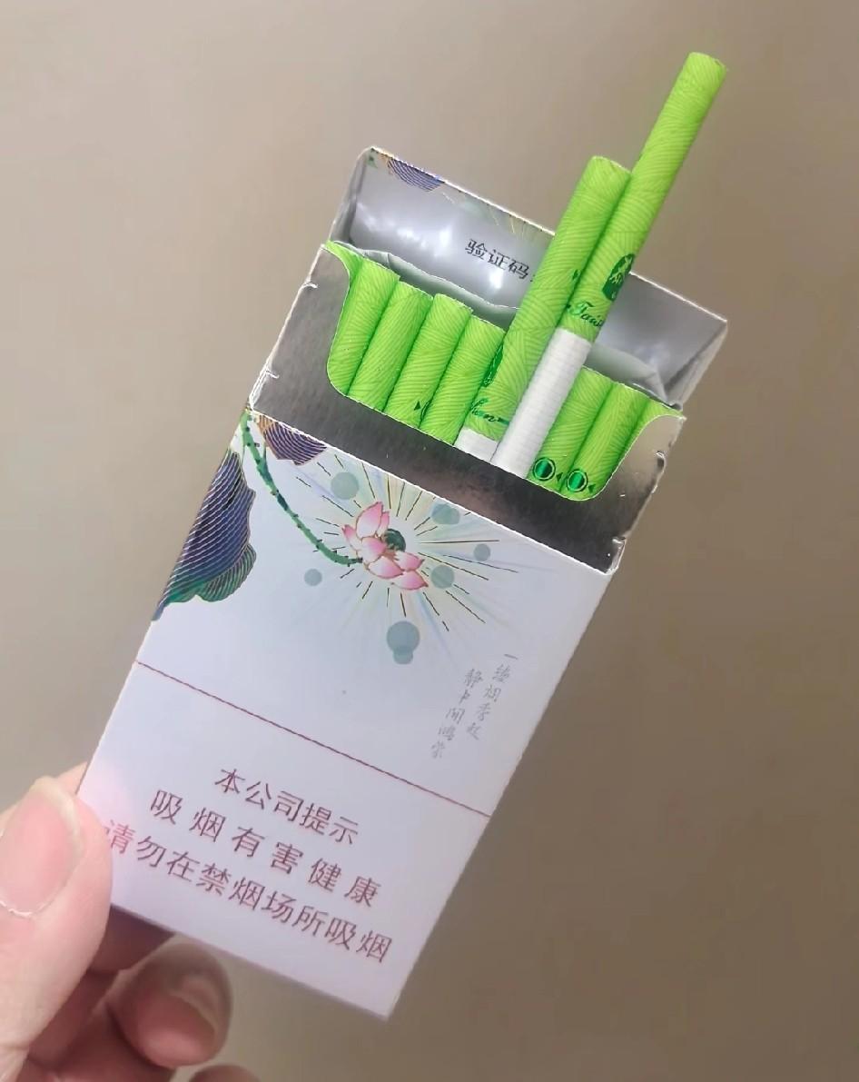 同事塞来一包绿油油的烟，却说不清谁送的。
你第一反应是什么？
肯定是想查查这玩意