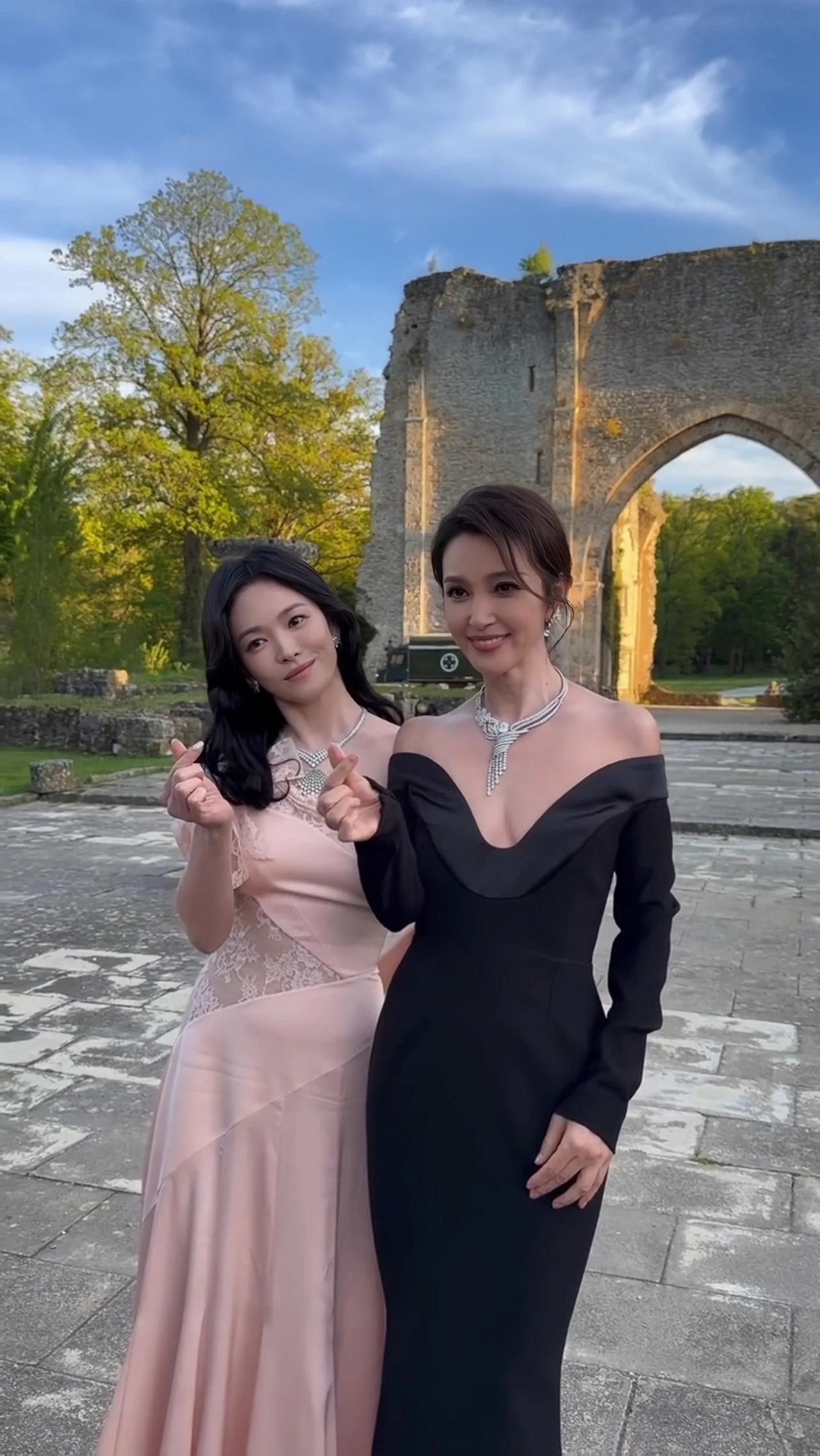 左边是宋慧乔，1981年出生，身高161cm。
右边是李冰冰，1973年出生，身