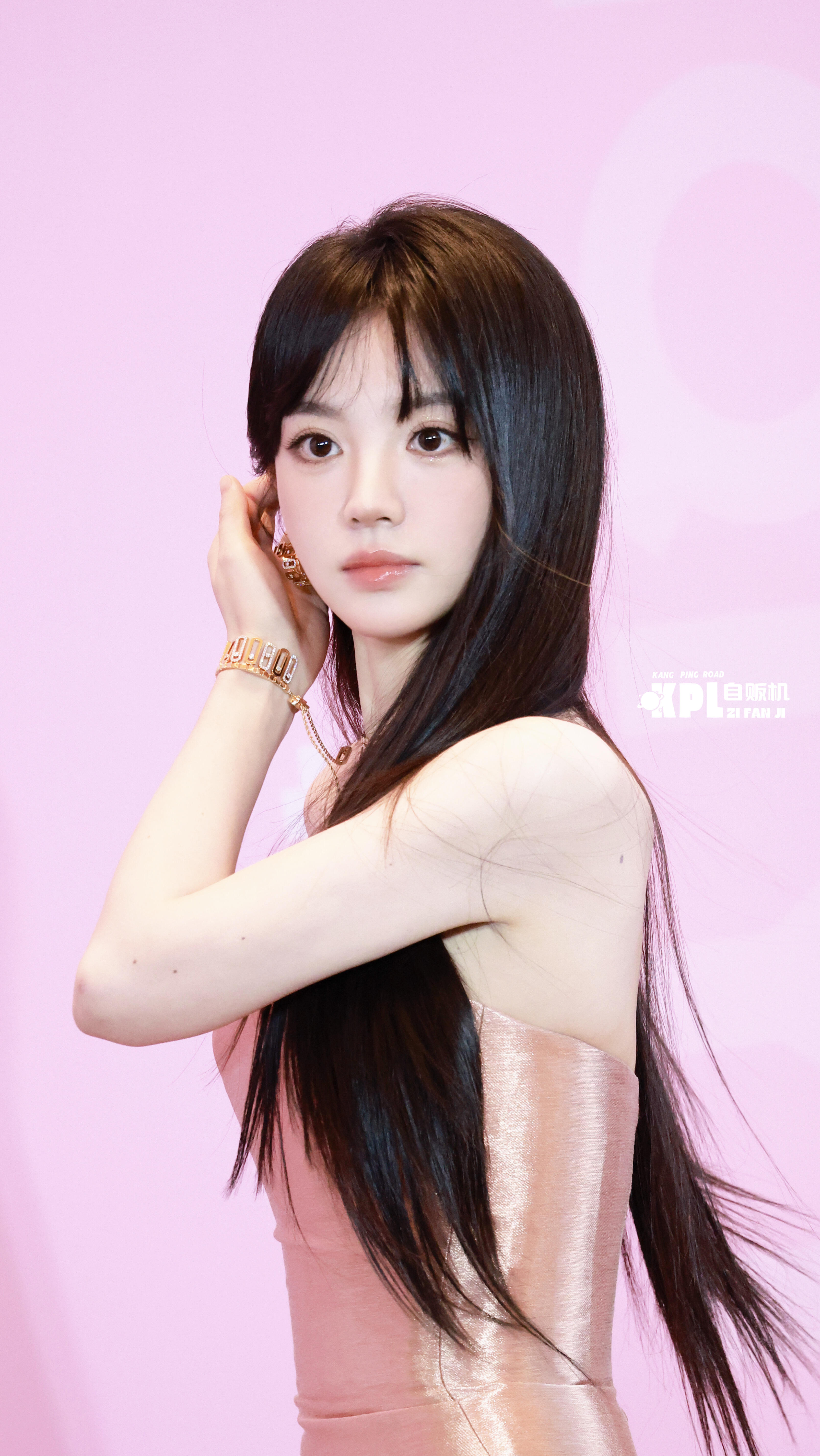 美嫩娇艳 好清晰的美貌谁懂….cr.康平路自贩机 