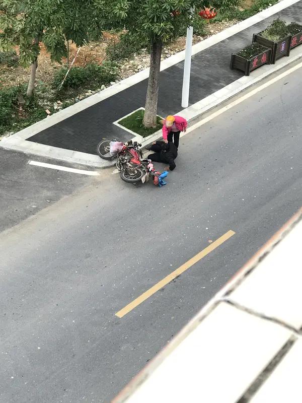 “扶与不扶、帮与不帮”之间的人情冷暖～

前几日，老伴儿老姑下楼，在冰雪路面上不