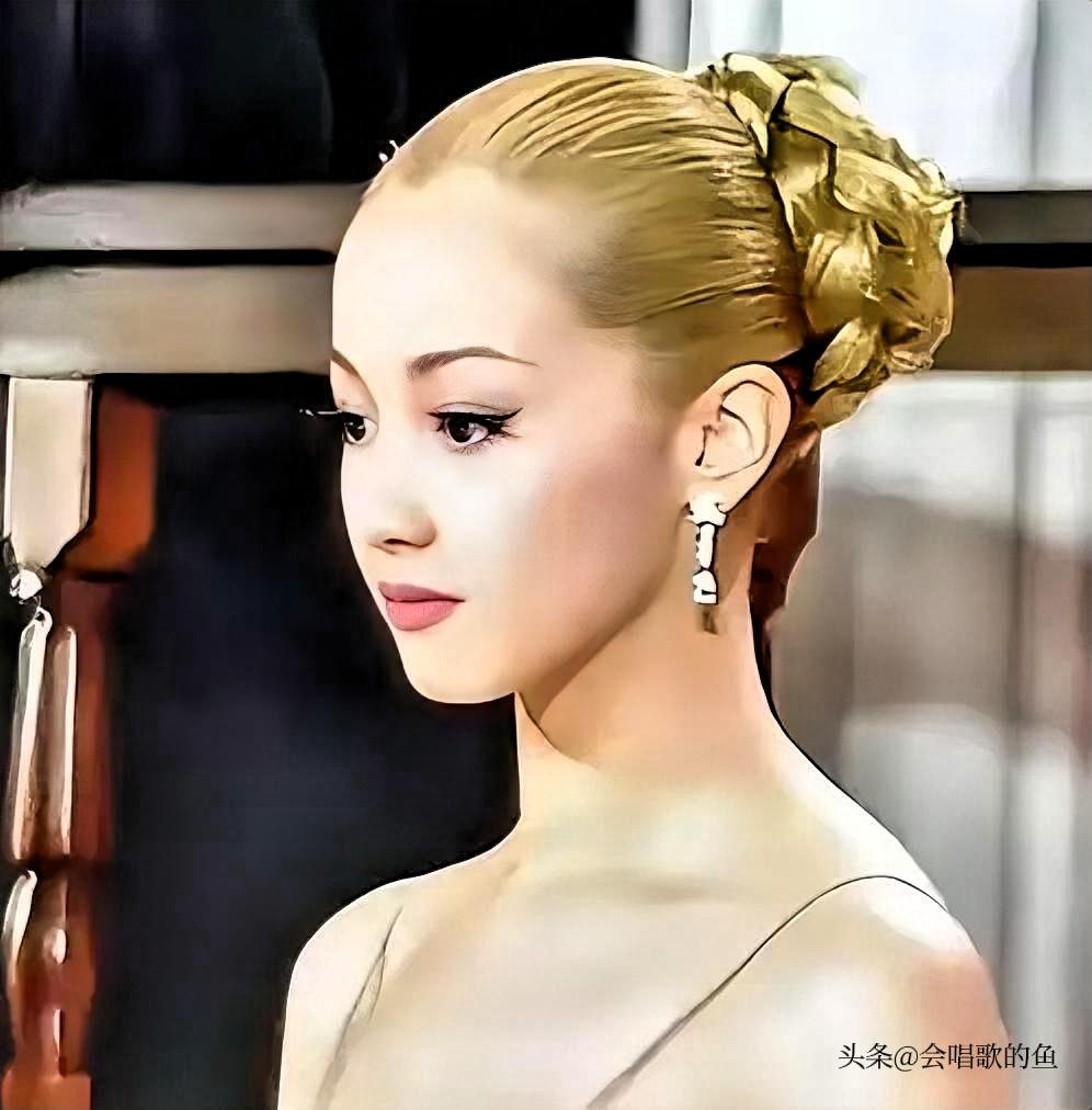 “一个月5次，超过按50万一次收费！”2009年，日本娱乐圈爆出惊天大瓜。
 