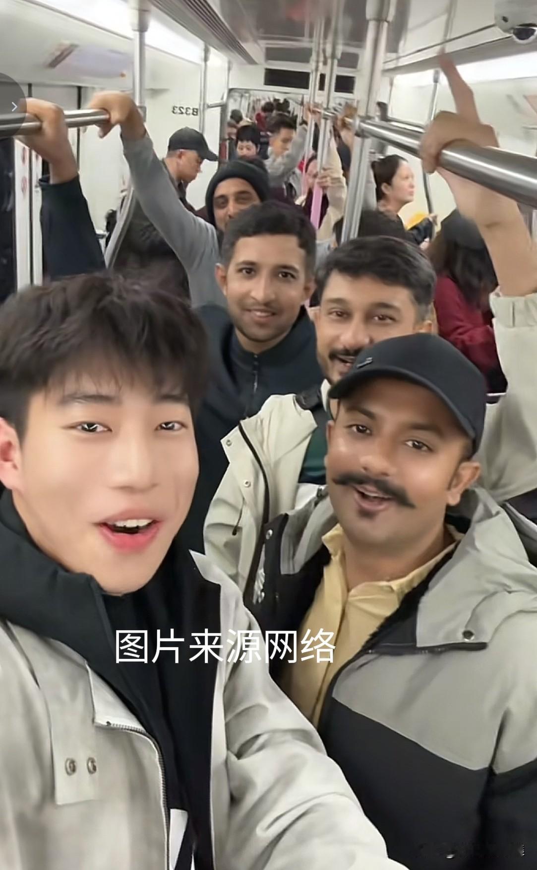 昨天坐轻轨，遇到一对南亚夫妻带着三个孩子。大的看上去四五岁，小的一岁左右。在车里