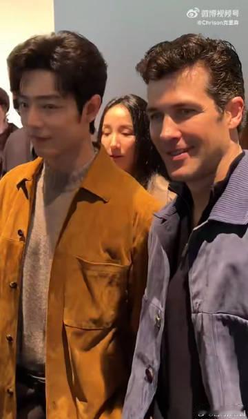 肖战看秀状态和待遇都是顶级 2026秋冬男装系列的黄衣穿在肖战身上，瞬间点亮了整