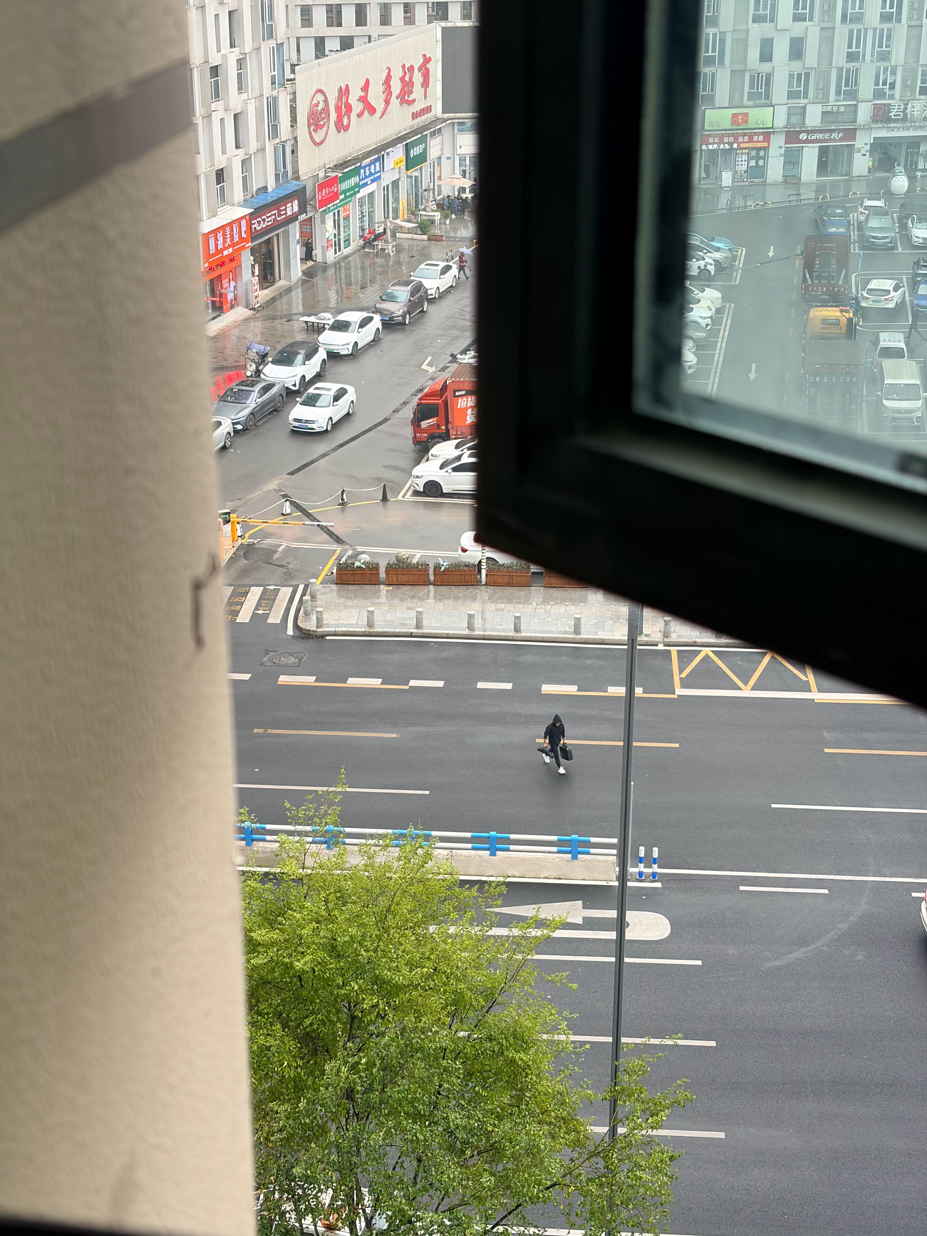 苹果的天气数据谁提供的这么水，外面大雨，App 风平浪静，安卓手机就准确多了。[