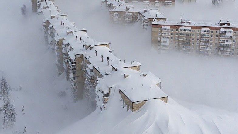 堪察加半岛的暴风雪之后的城市！

俄罗斯的堪察加半岛城市：彼得罗巴甫洛夫斯克，在