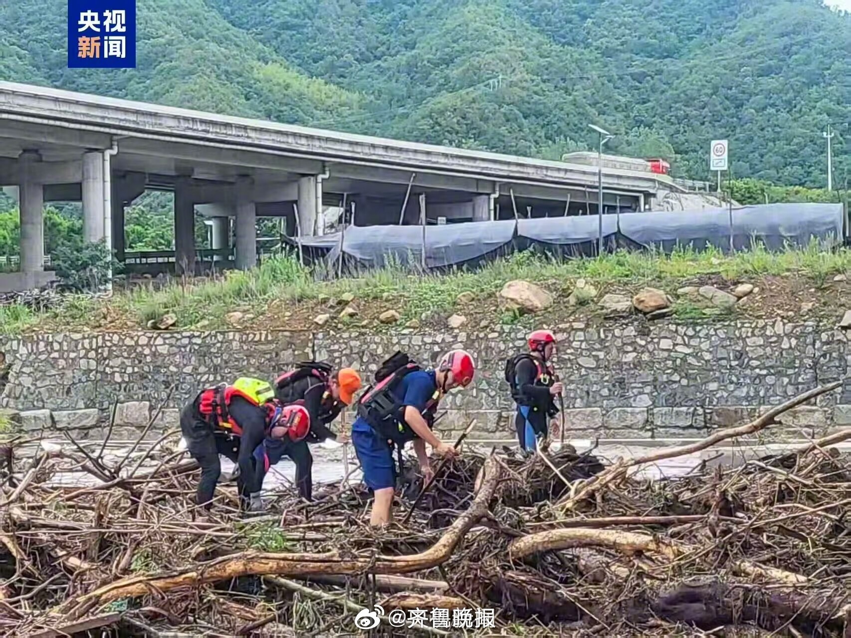 【#河南南阳强降雨已致5人遇难#】昨天，河南西峡县太平镇、二郎坪镇遭遇短时极端强