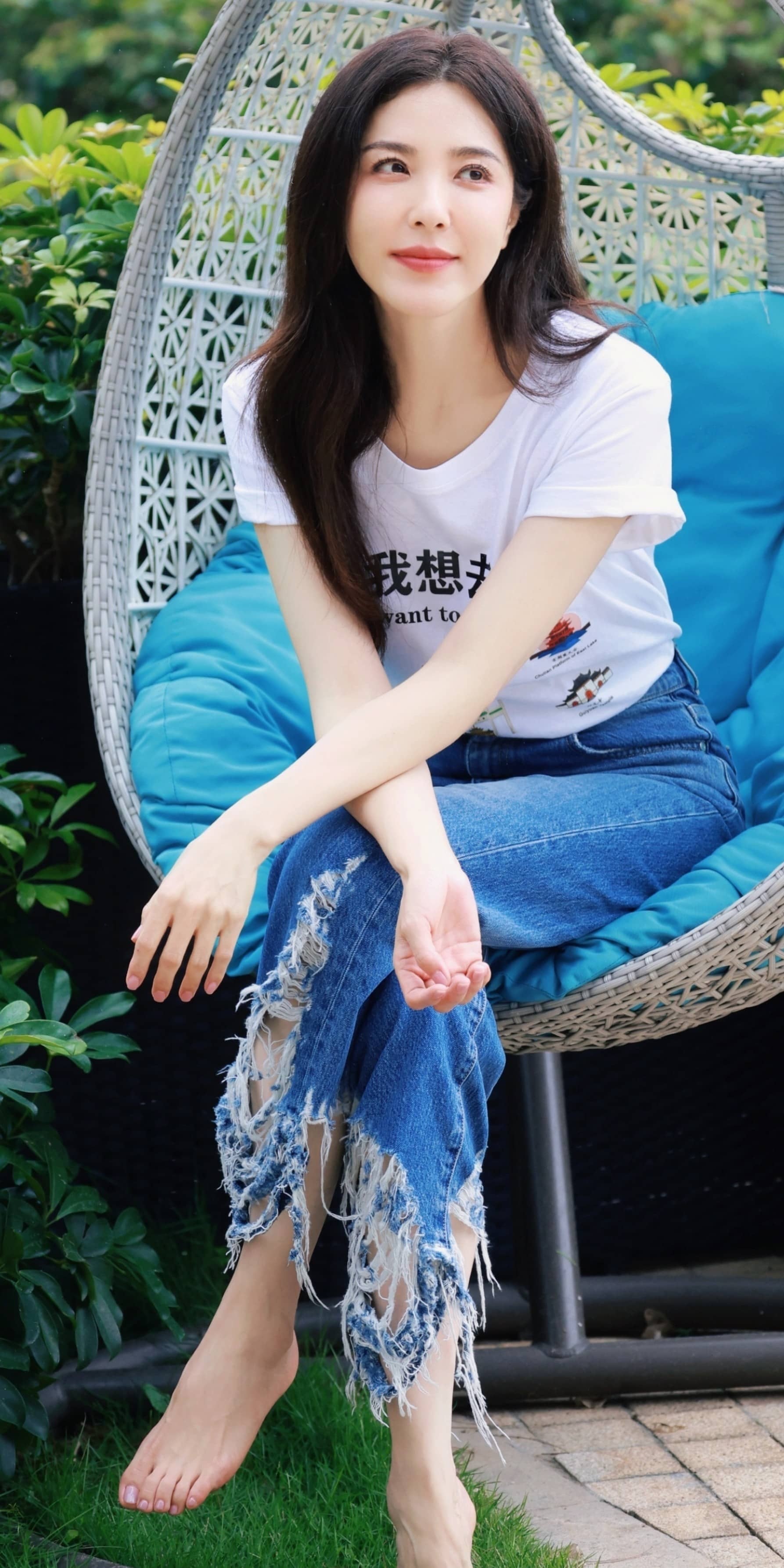 曾黎壁纸：光脚丫大长腿。曾黎