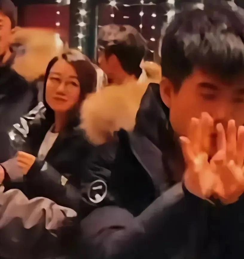 “与辉同行”潇潇，诠释了一个人要想发展好，必须坚守一个东西。每一个敢逆光而行的人