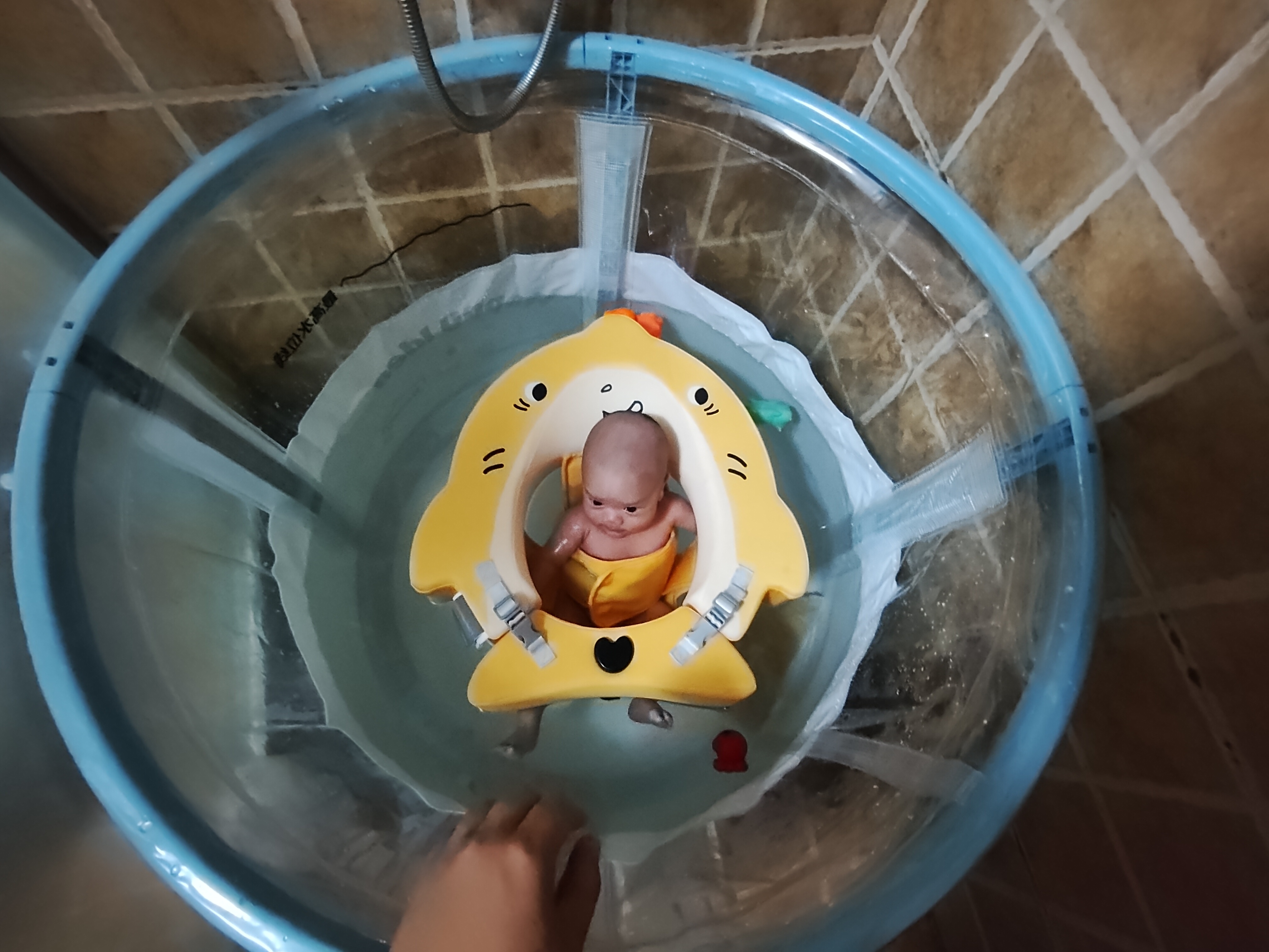 儿子洗完我接着洗…买了个大澡桶，给儿子游泳用的，结果是匆匆忙忙连滚带爬还是太没经