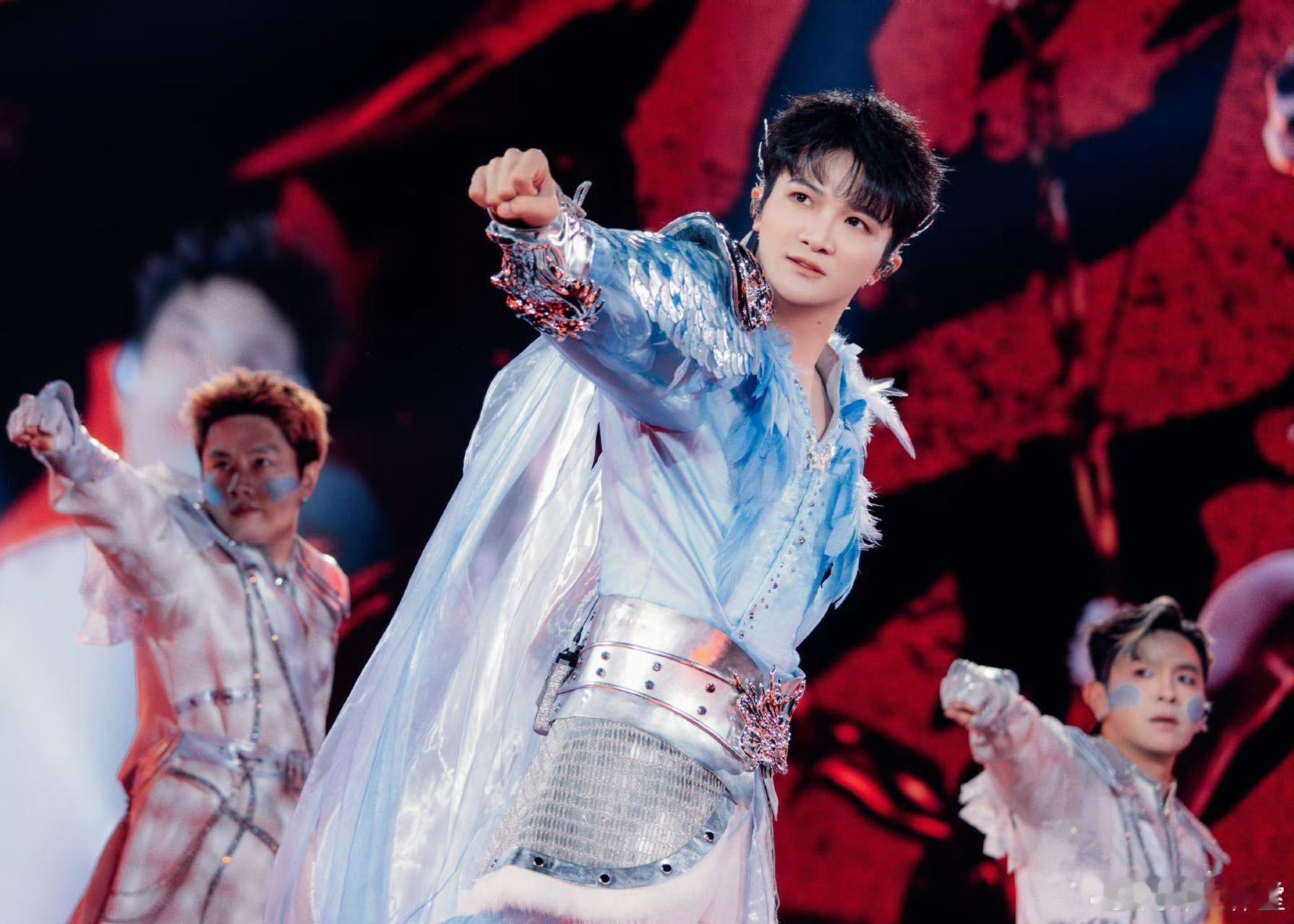 周深跨年直播天呐！周深太牛了吧！首位登上香港启德体育主场馆开跨年演唱会的内地歌手