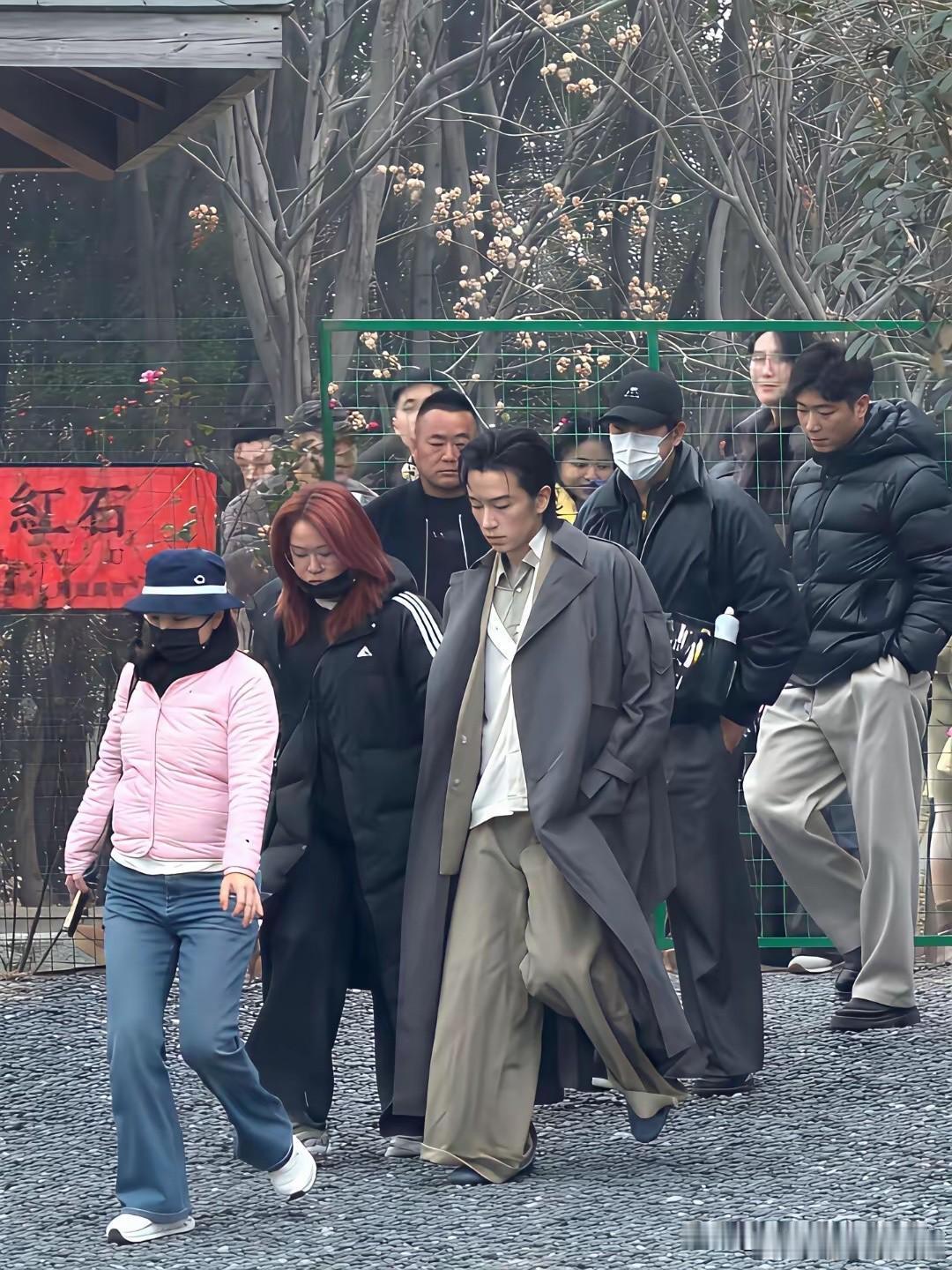 满大街的人都是穿这种大裤子，感觉审美都下降了。 