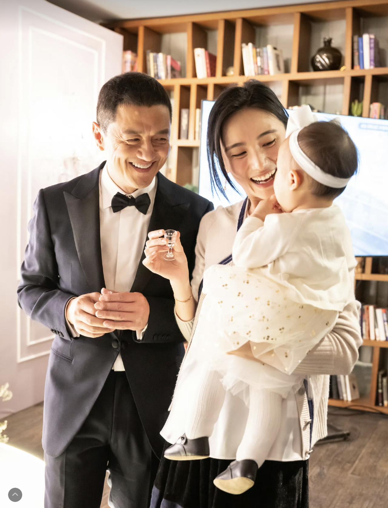 海哈金喜和李亚鹏离婚早就在意料中，老少配的婚姻，总是要图你点啥，不是名，就是利，