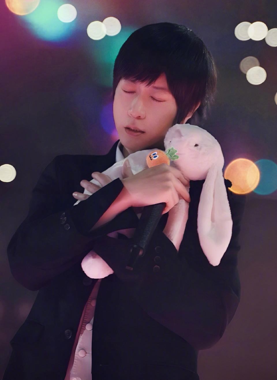 阿信格局太大了。
和朱孝天一对比阿信格局好大，朱孝天缺席F4合体演唱会，阿信临时