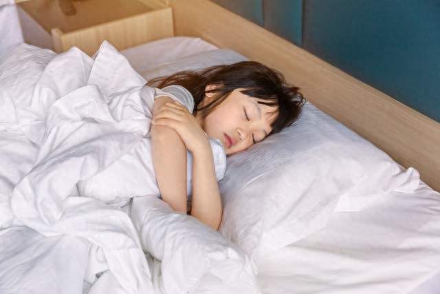 孩子「几点入睡」，睡多久不重要，抓对这1点比标准答案管用10倍