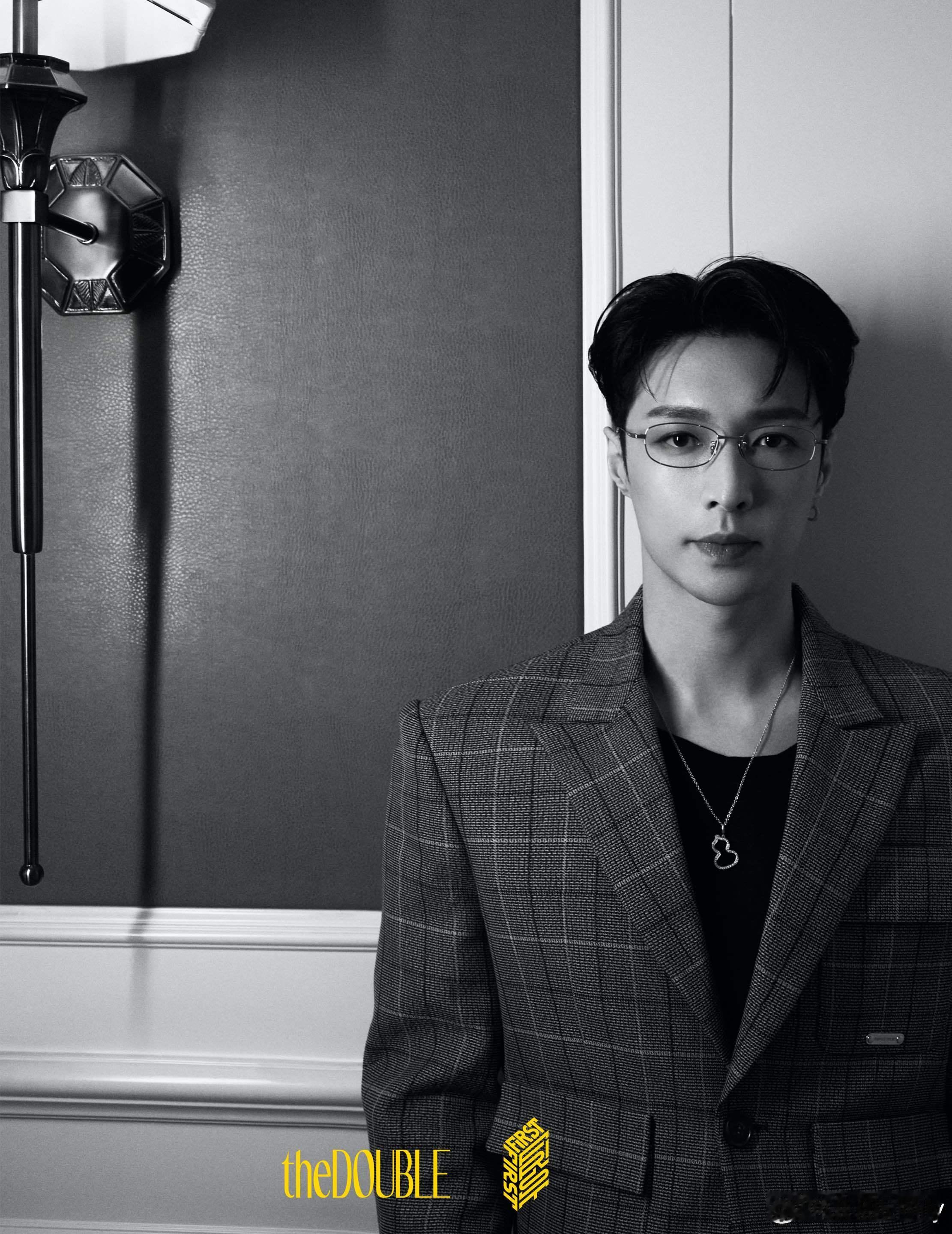 张艺兴电影感黑白大片张艺兴新释出的电影感黑白大片，堪称艺术佳作。画面以纯粹黑白色