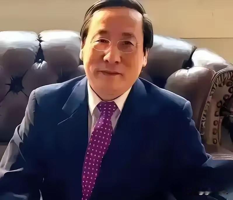 高志凯这人，轴。死磕甲午档案，翻来覆去地查，查出晚清那会儿朝廷跟筛子似的，密电码
