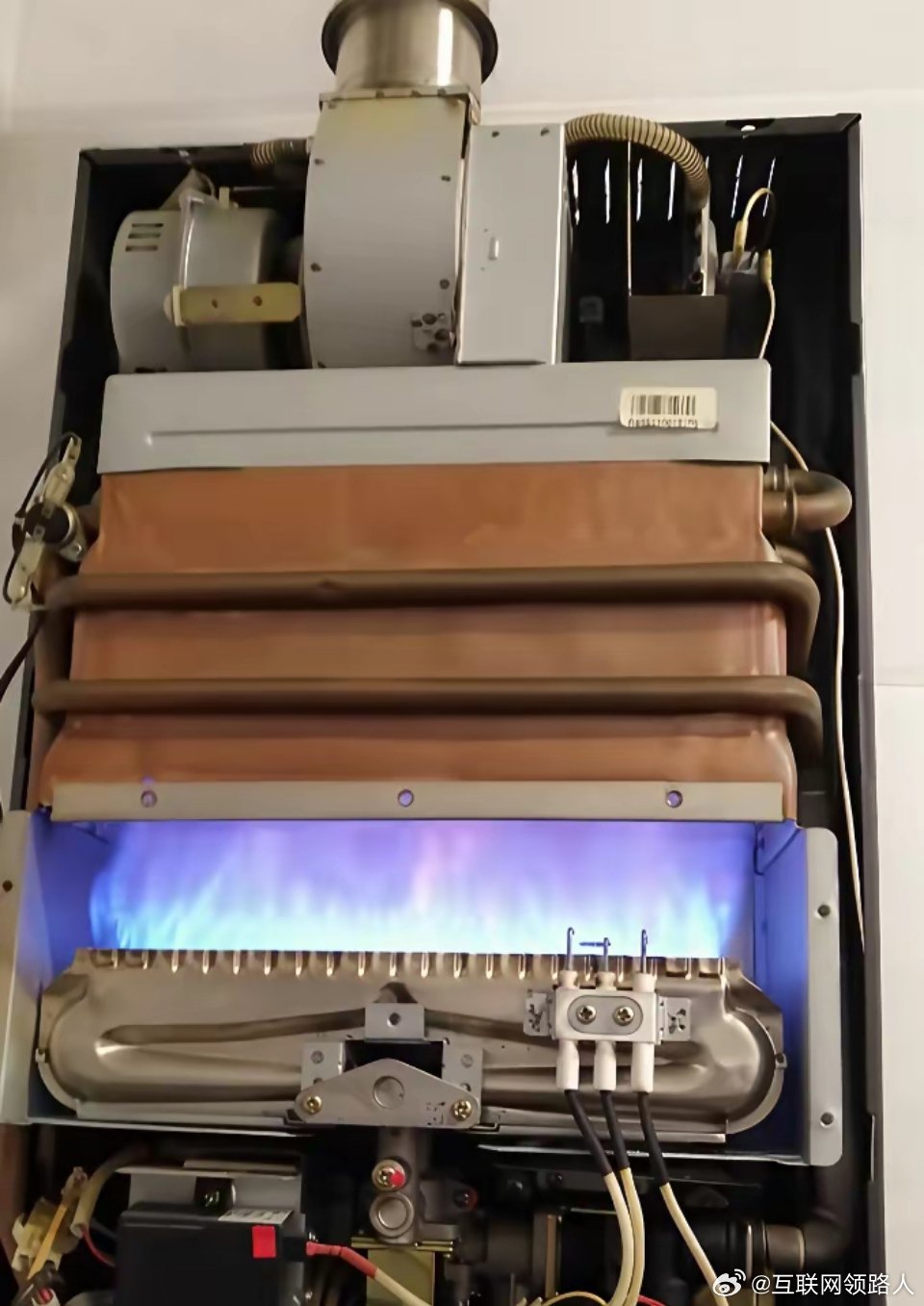 今天才知道，热水器加热水哪有什么高深科技，原来就是直接开大火烧啊！我之前还脑补了