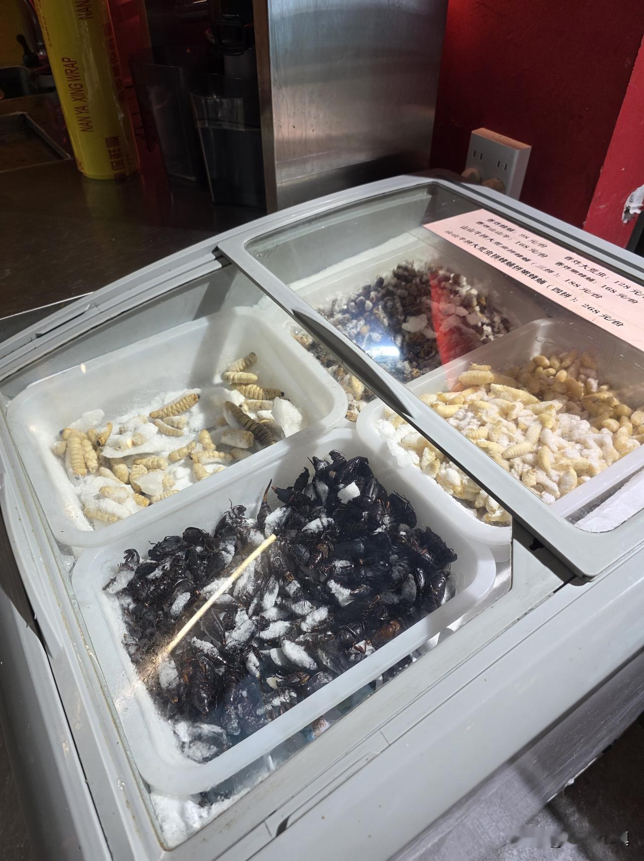 上午冒雨跑到饭店订了两个菜，晚上弟弟、妹妹回来聚餐……

今天是中秋节。晚上弟弟