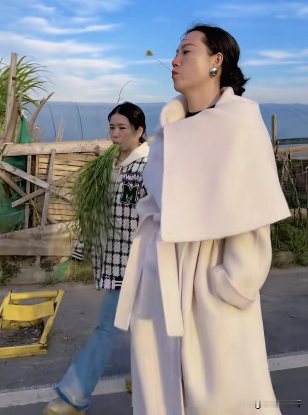 闺蜜什么都喜欢跟我攀比，直到有一天有叼了一根狗尾草……