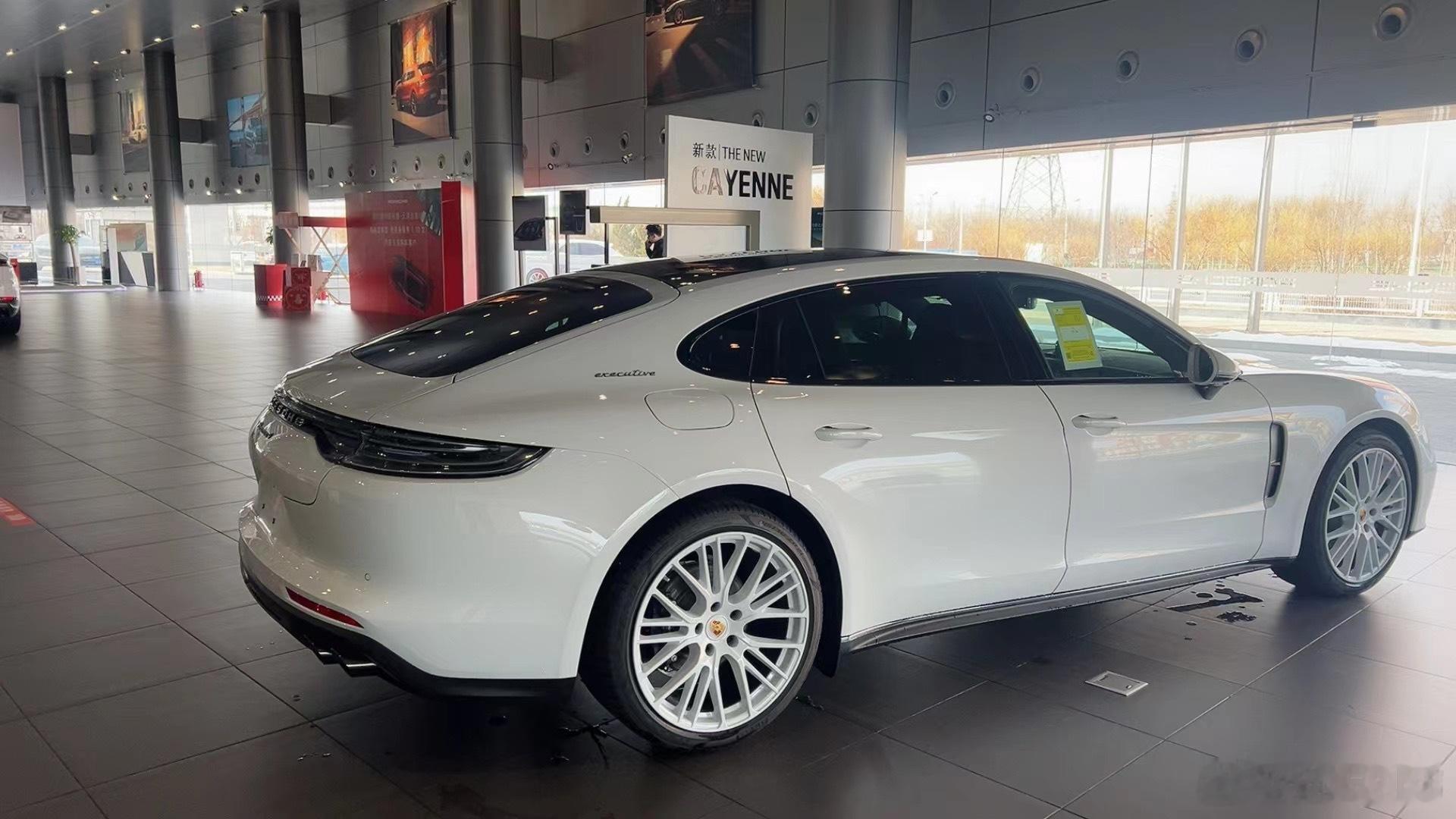 白色的Panamera 4 行政加长版也不错 ​​​