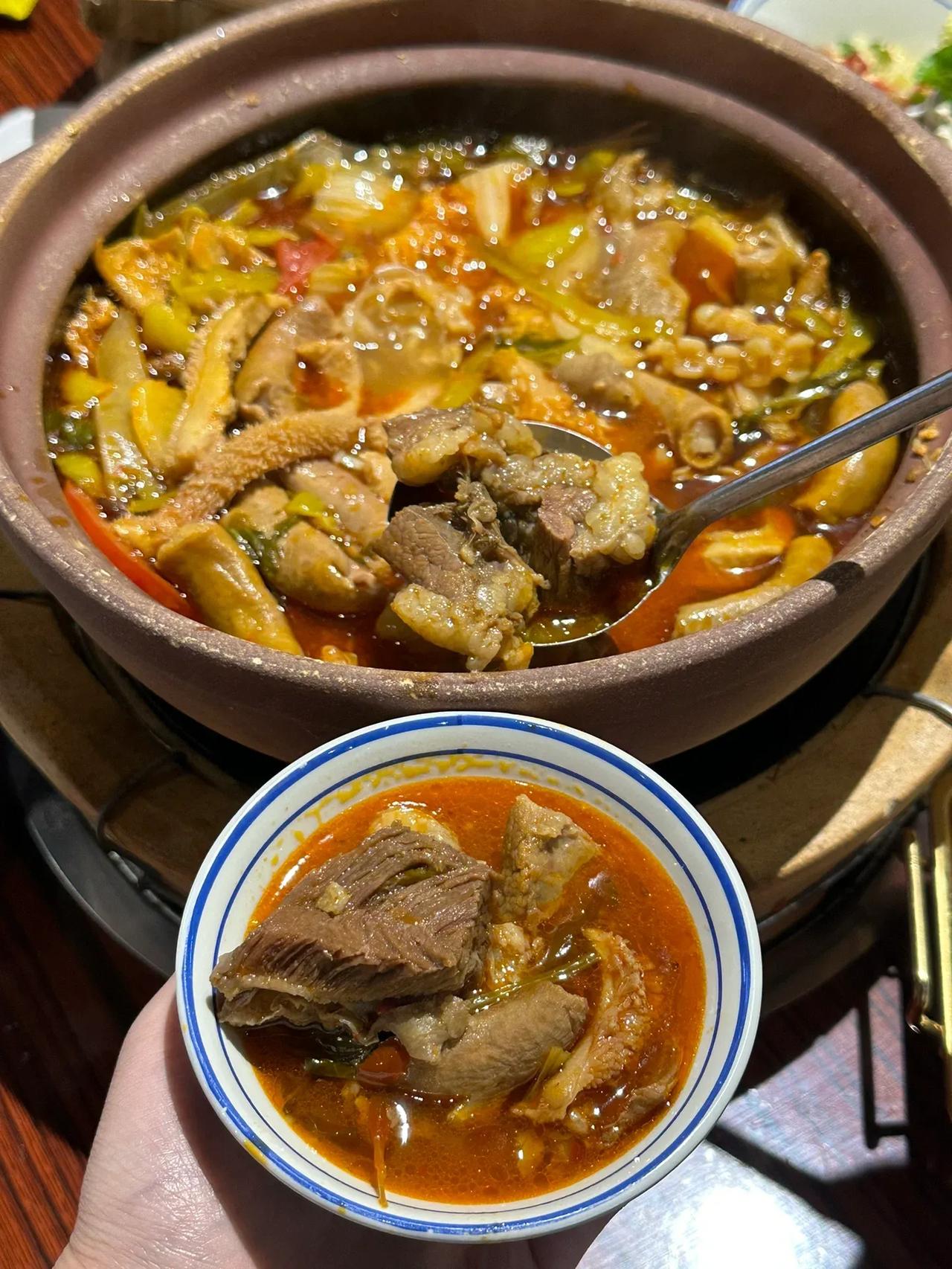 去沙坪坝一定要吃的！！！！
	
最近天凉了，来一锅热乎乎的牛杂煲，里面还有牛腩啥