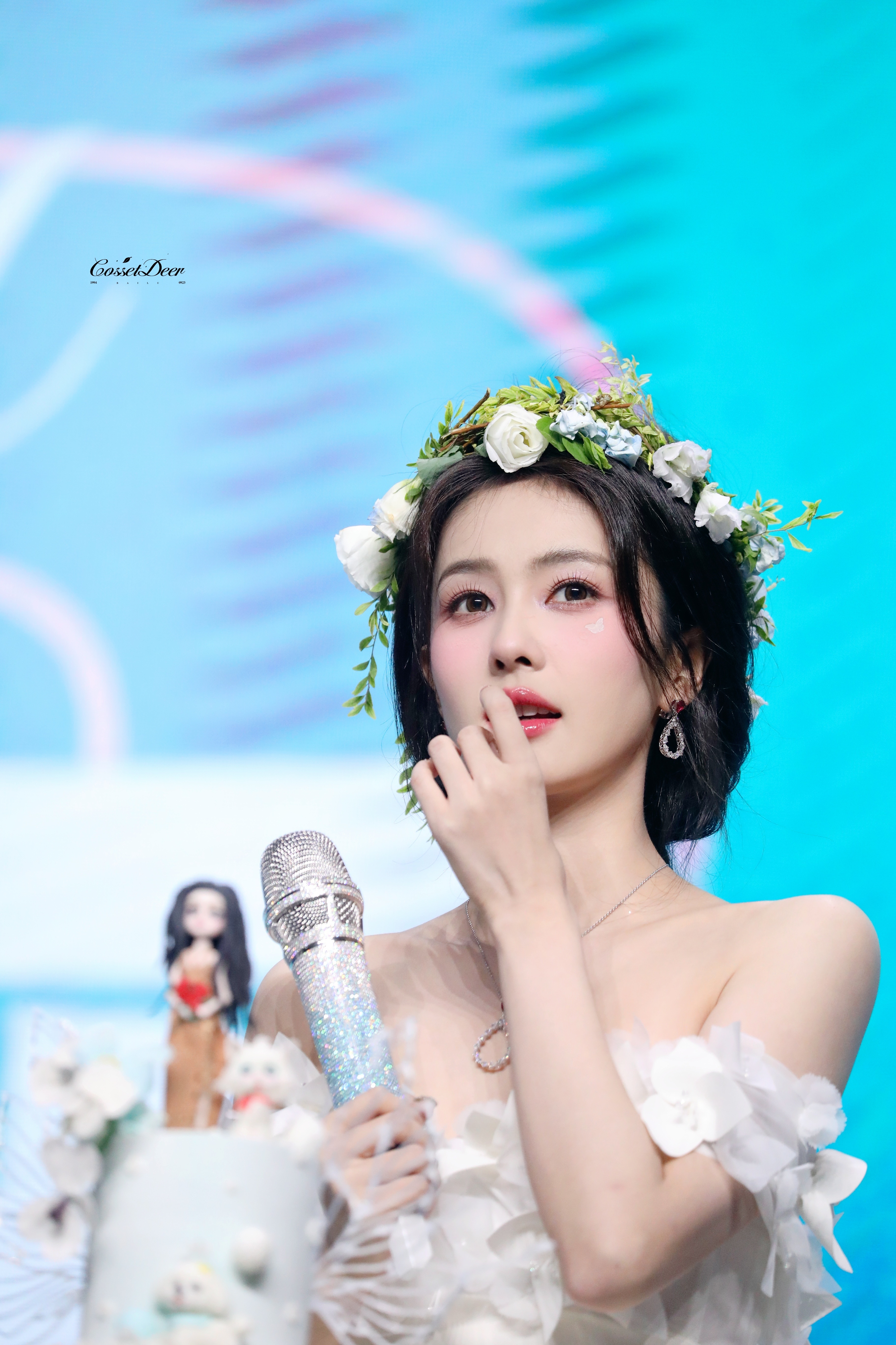 白鹿 一袭白色礼服，如同盛开的玫瑰，优雅中透着不羁，迷人又危险。花环轻绕发间，她